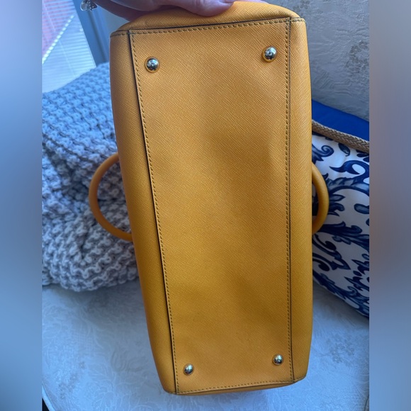 MICHAEL KORS VINTAGE YELLOW SAFFIANO LEATHER SATCHEL - Picture 4 of 8